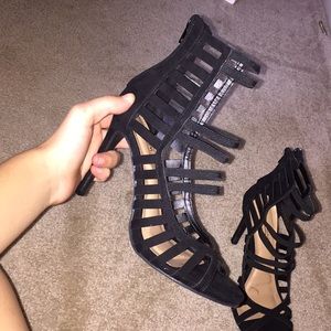 A cute unique heel that has only been worn once!